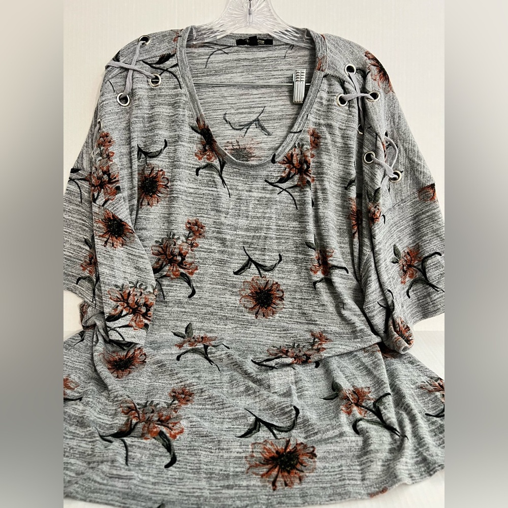 Trinhnology Ladies Gray Print Top